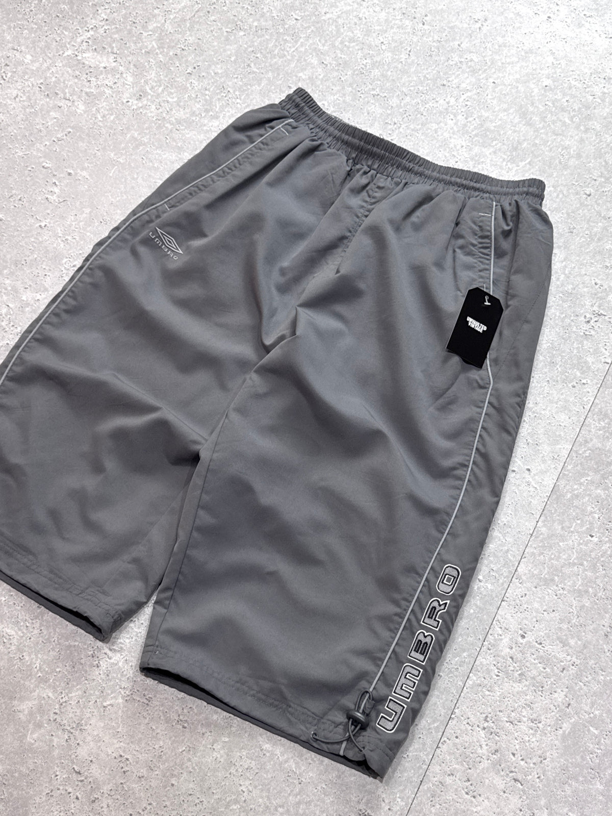 Vintage 2000s Umbro Spellout Adjustable 3/4 Track Shorts (L)