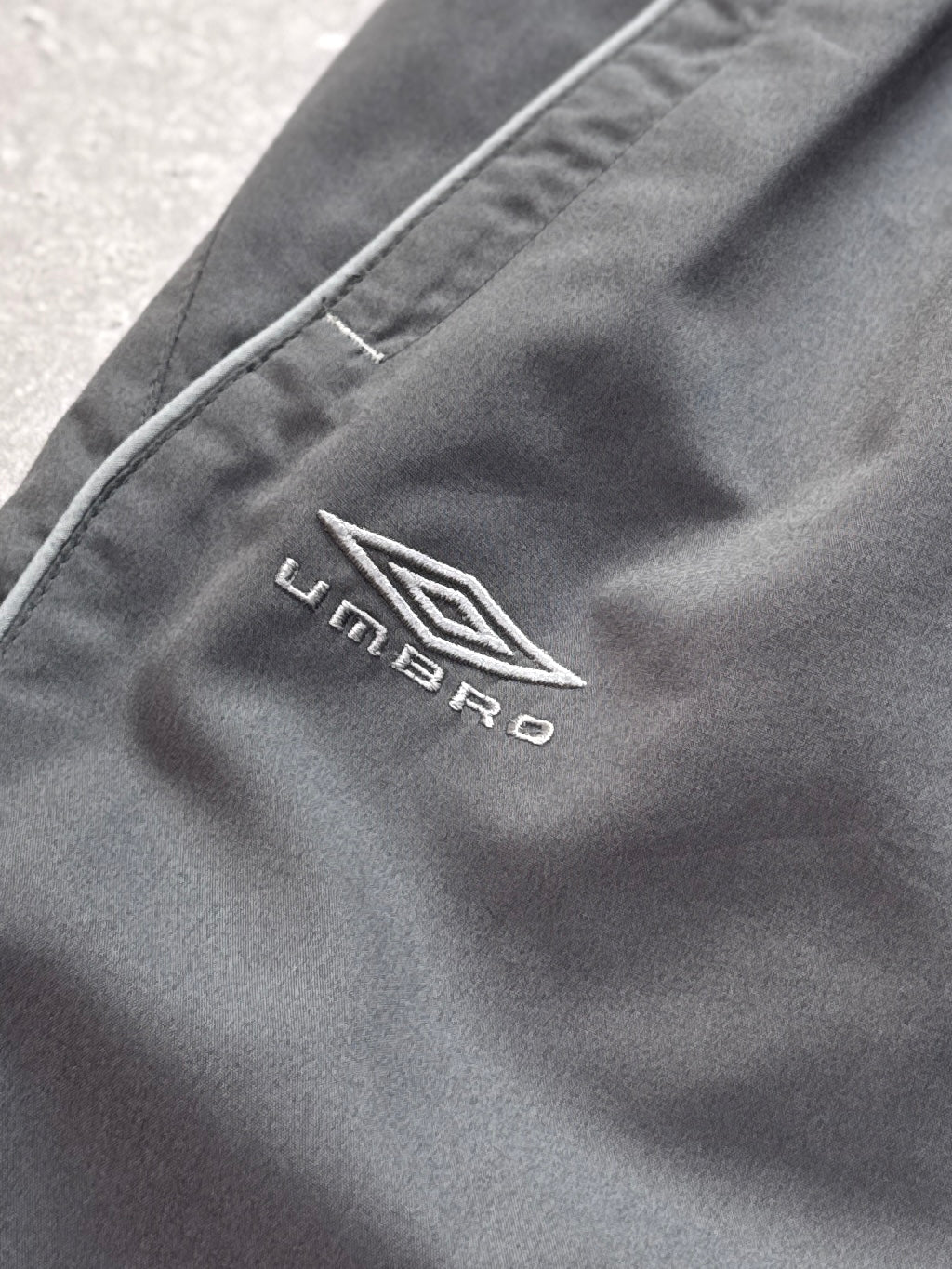 Vintage 2000s Umbro Spellout Adjustable 3/4 Track Shorts (L)