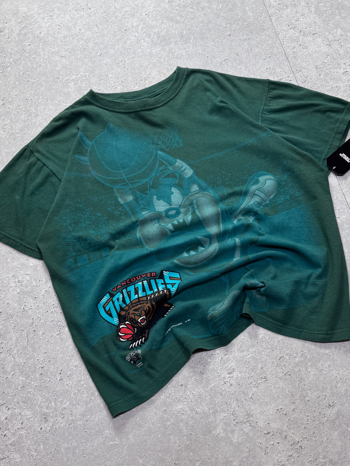 Vintage 90s Taz X Vancouver Grizzlies NBA Graphic Tee (L)