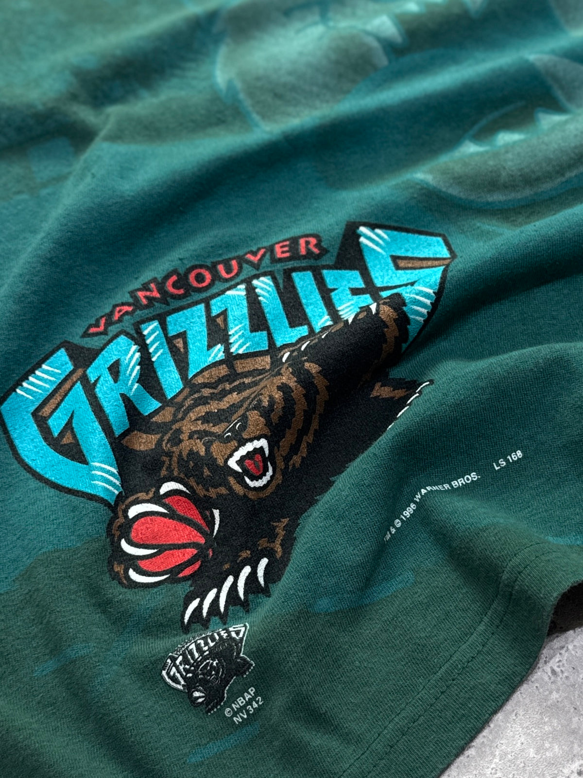 Vintage 90s Taz X Vancouver Grizzlies NBA Graphic Tee (L)