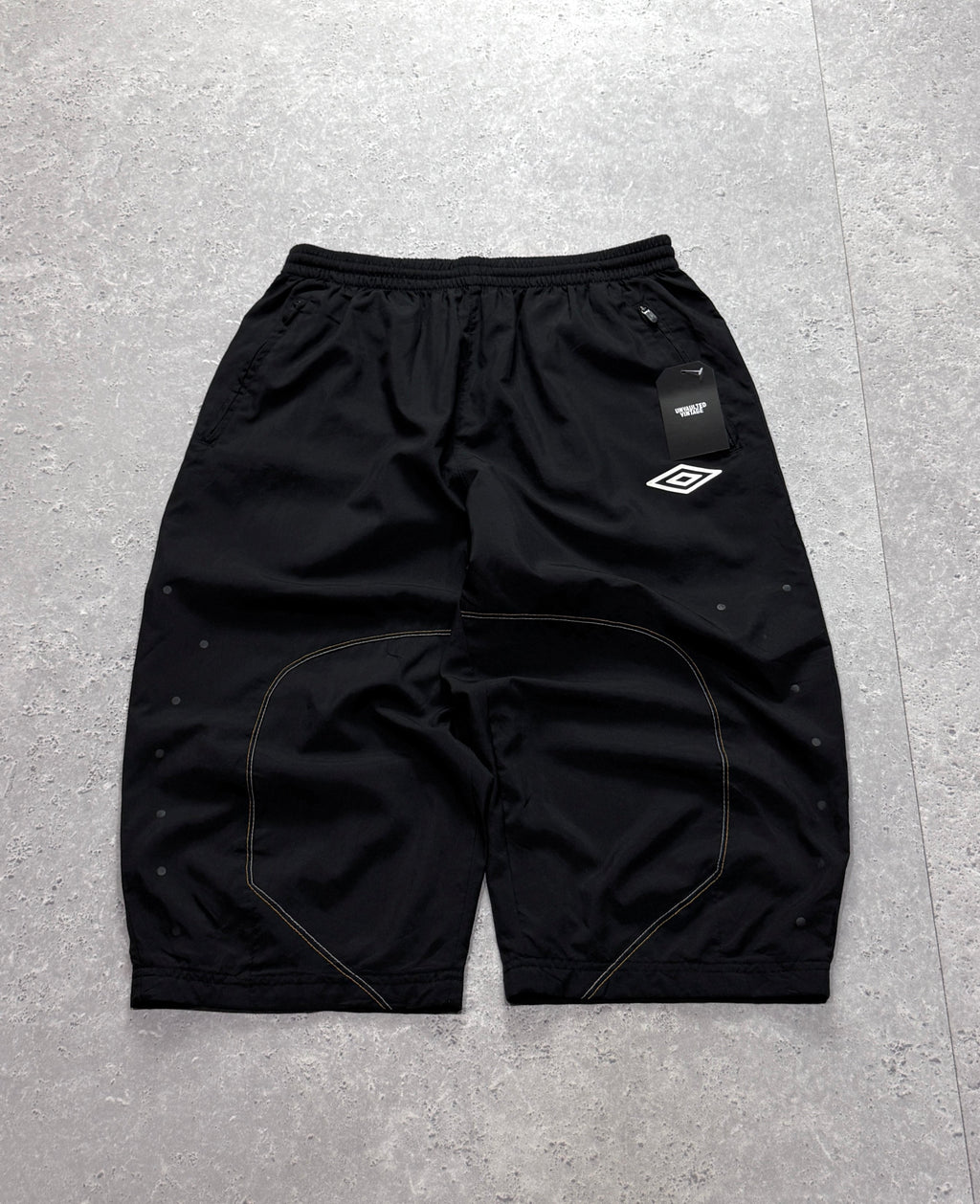 Vintage 2000s Umbro 3/4 Track Shorts (L)