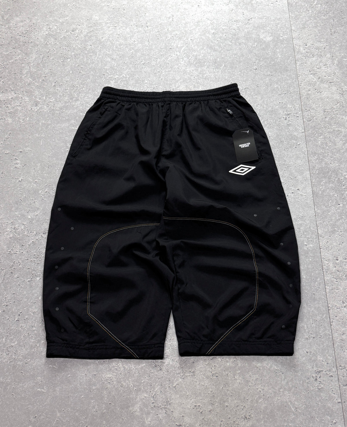 Vintage 2000s Umbro 3/4 Track Shorts (L)