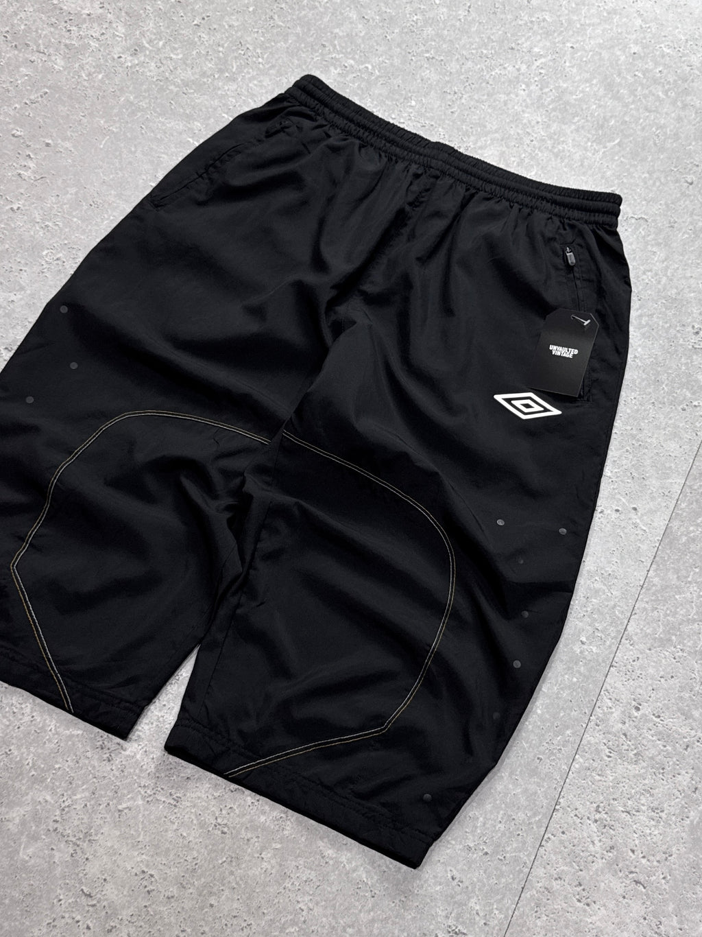 Vintage 2000s Umbro 3/4 Track Shorts (L)
