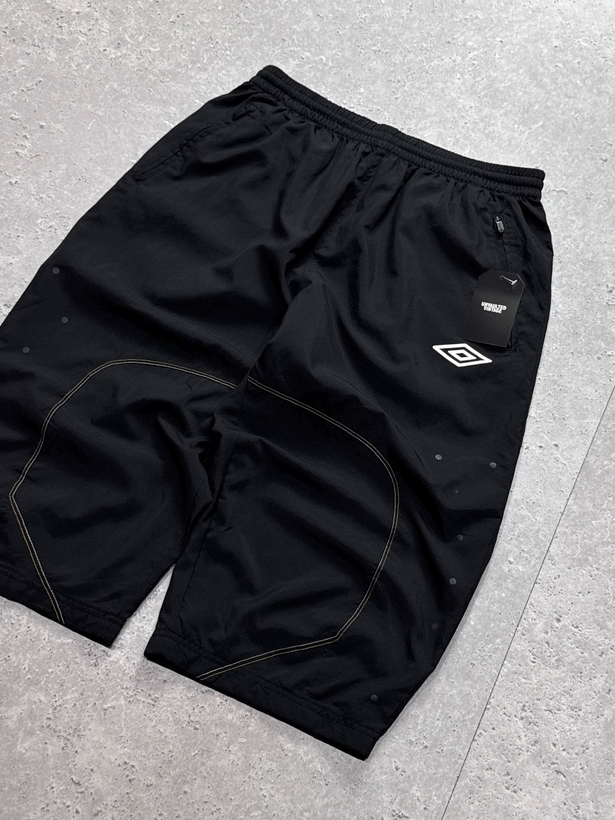 Vintage 2000s Umbro 3/4 Track Shorts (L)