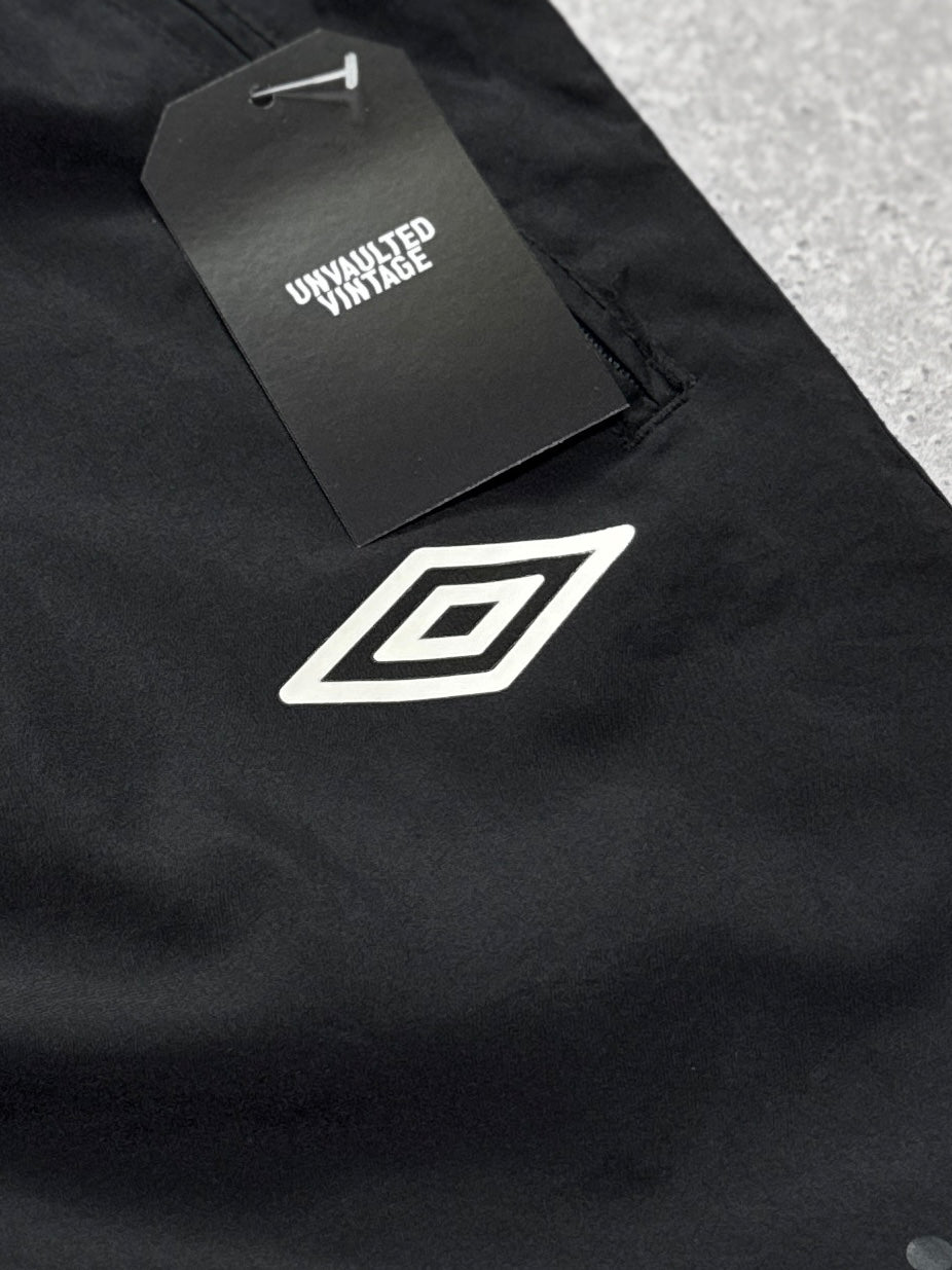 Vintage 2000s Umbro 3/4 Track Shorts (L)