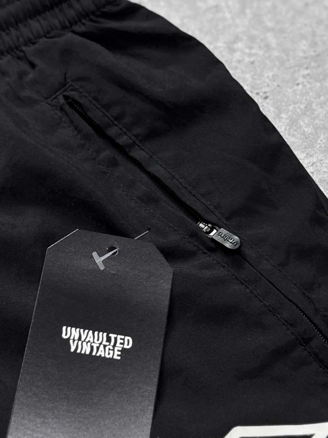 Vintage 2000s Umbro 3/4 Track Shorts (L)