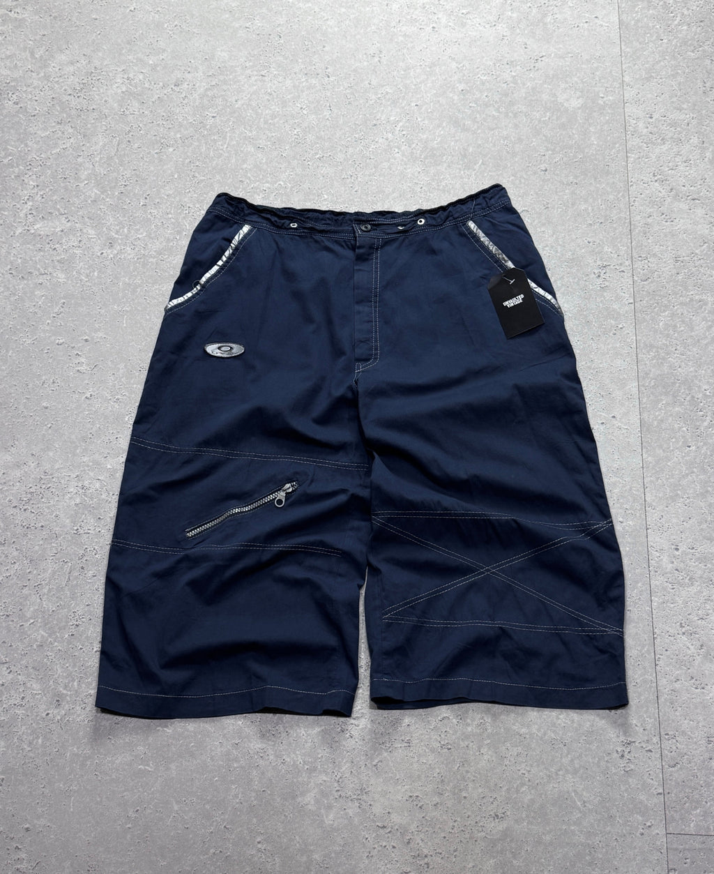 Vintage Y2K Oakley Cargo Shorts (32”)