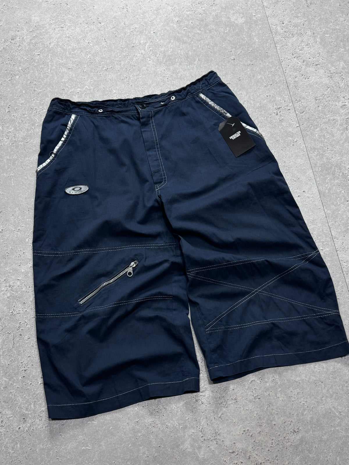 Vintage Y2K Oakley Cargo Shorts (32”)