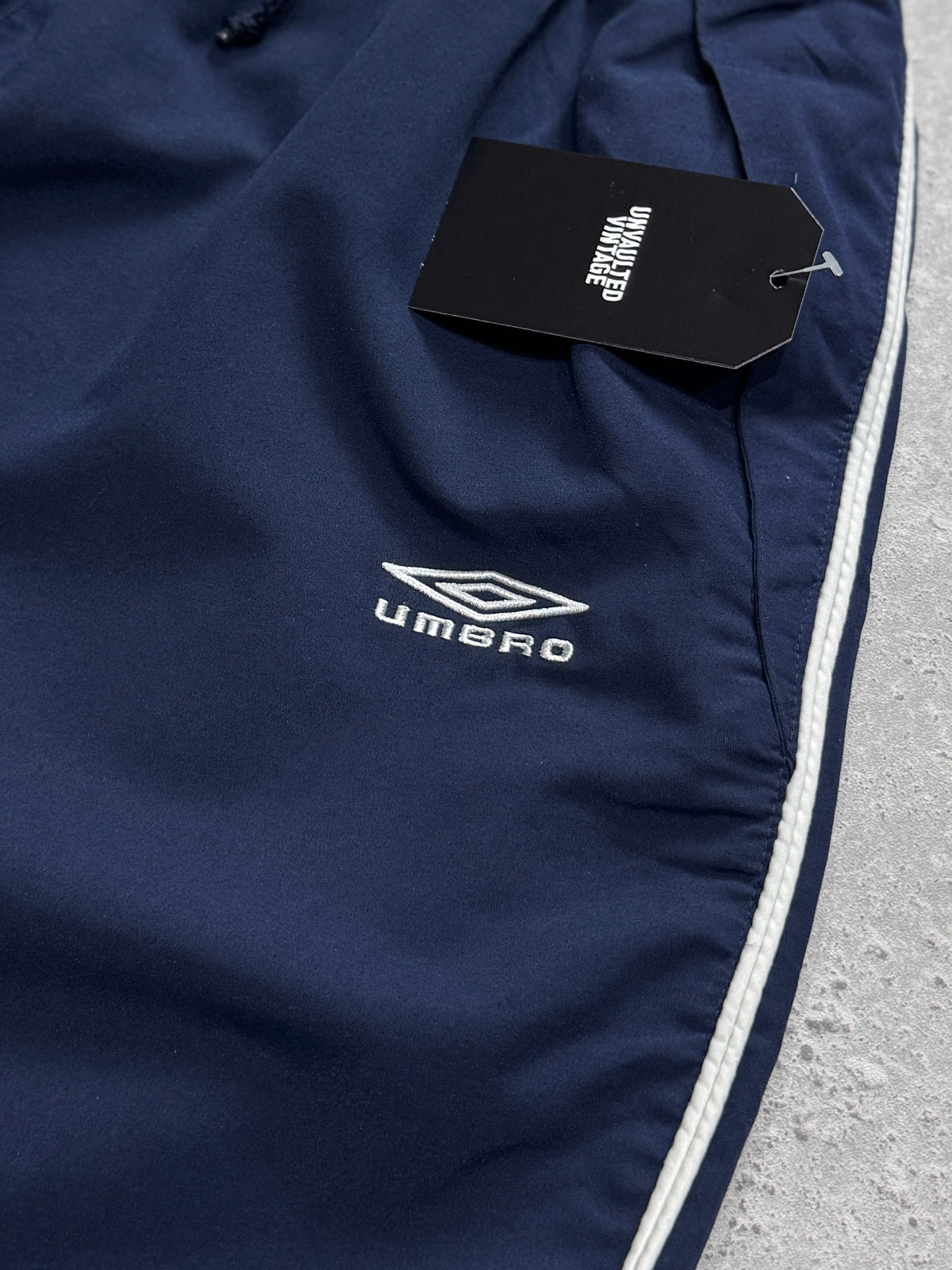 Vintage 2000s Umbro Spellout 3/4 Track Shorts (M)