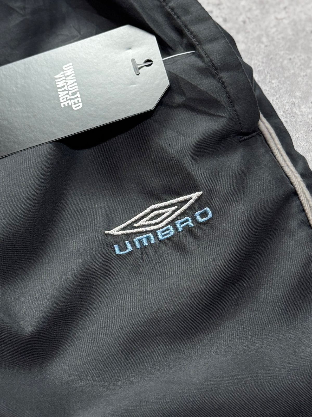 Vintage 2000s Umbro Track Shorts (M)