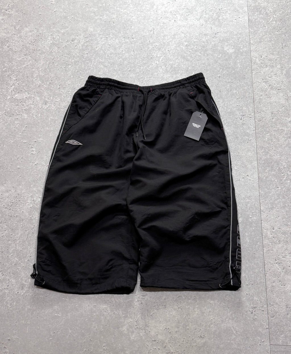 Vintage 2000s Umbro Spellout 3/4 Track Shorts (L)