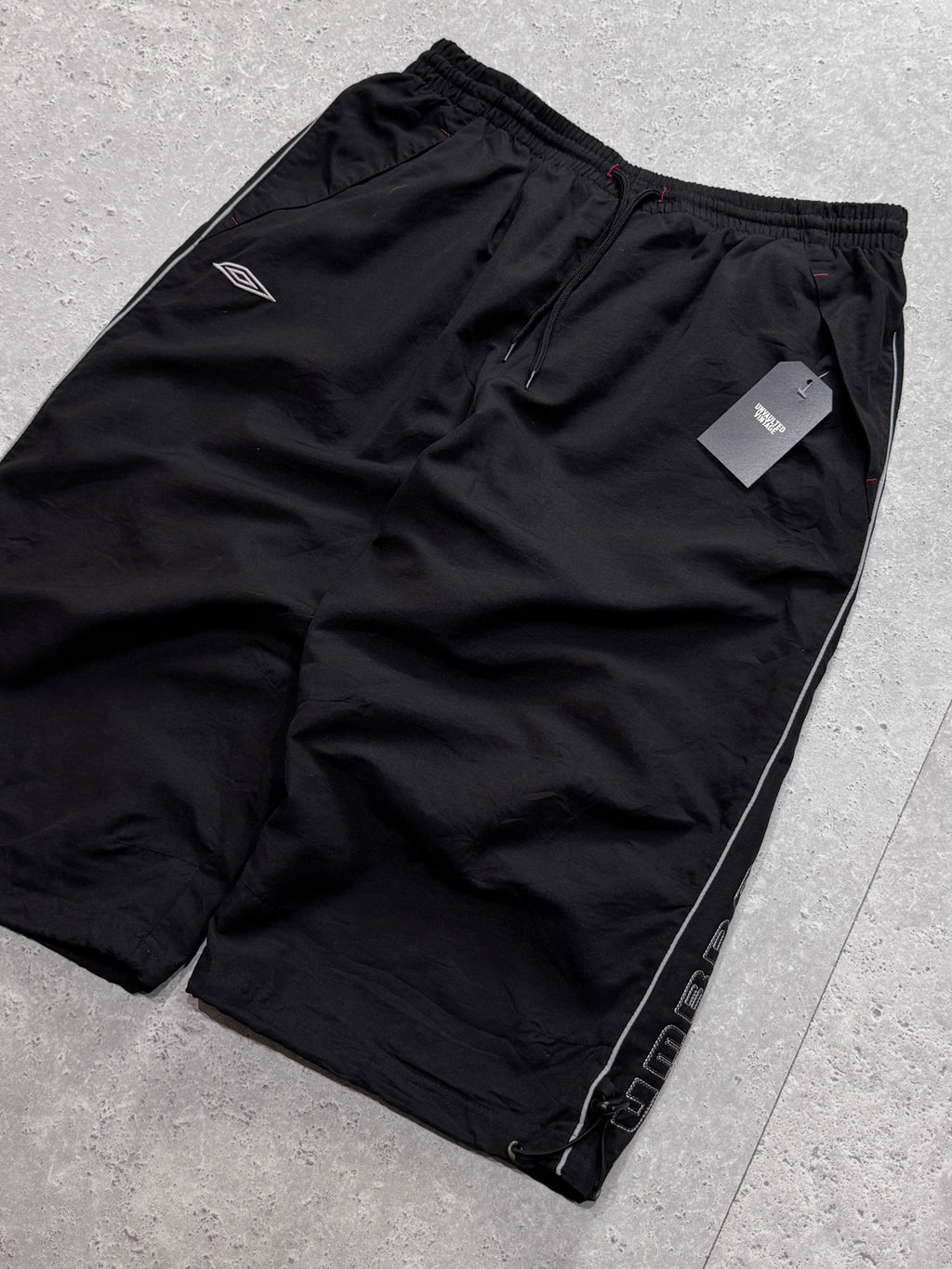 Vintage 2000s Umbro Spellout 3/4 Track Shorts (L)