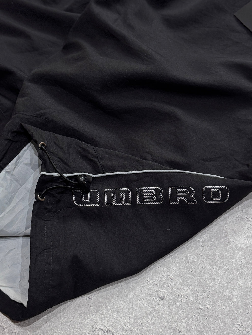 Vintage 2000s Umbro Spellout 3/4 Track Shorts (L)