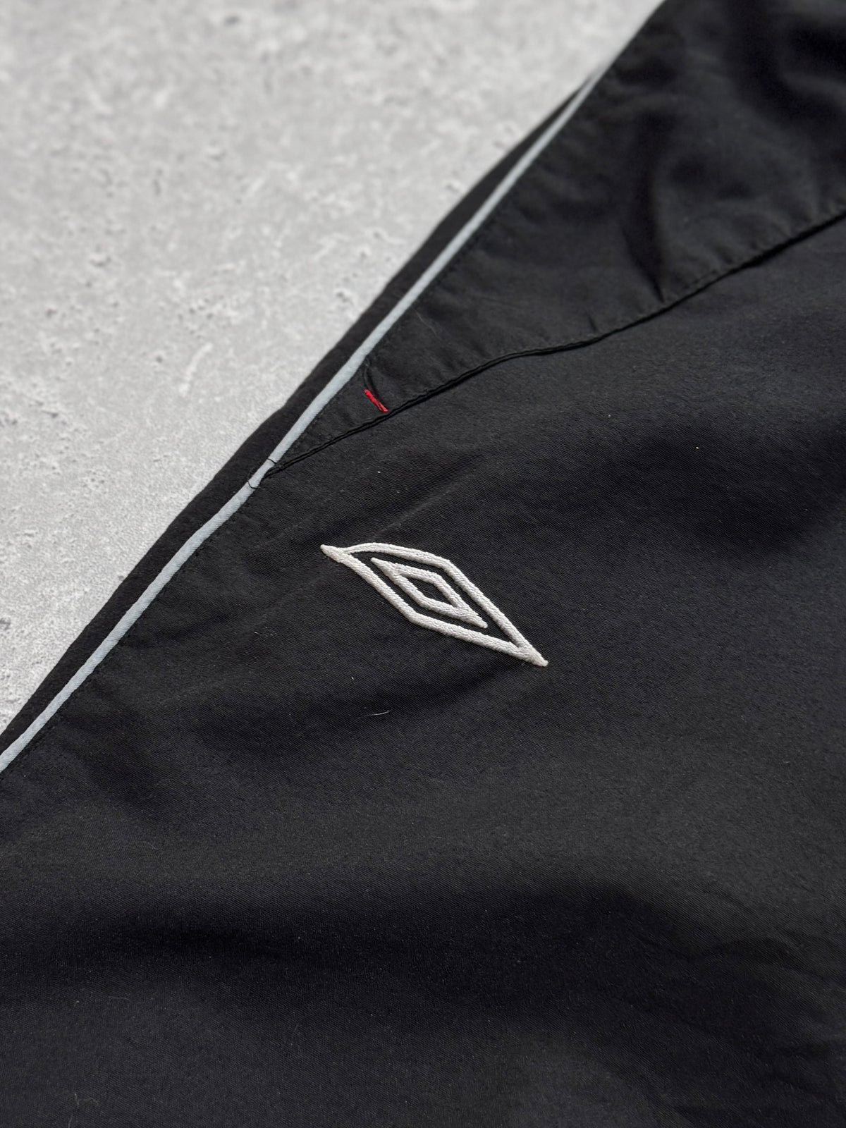Vintage 2000s Umbro Spellout 3/4 Track Shorts (L)