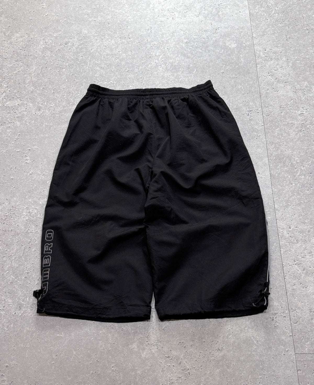 Vintage 2000s Umbro Spellout 3/4 Track Shorts (L)
