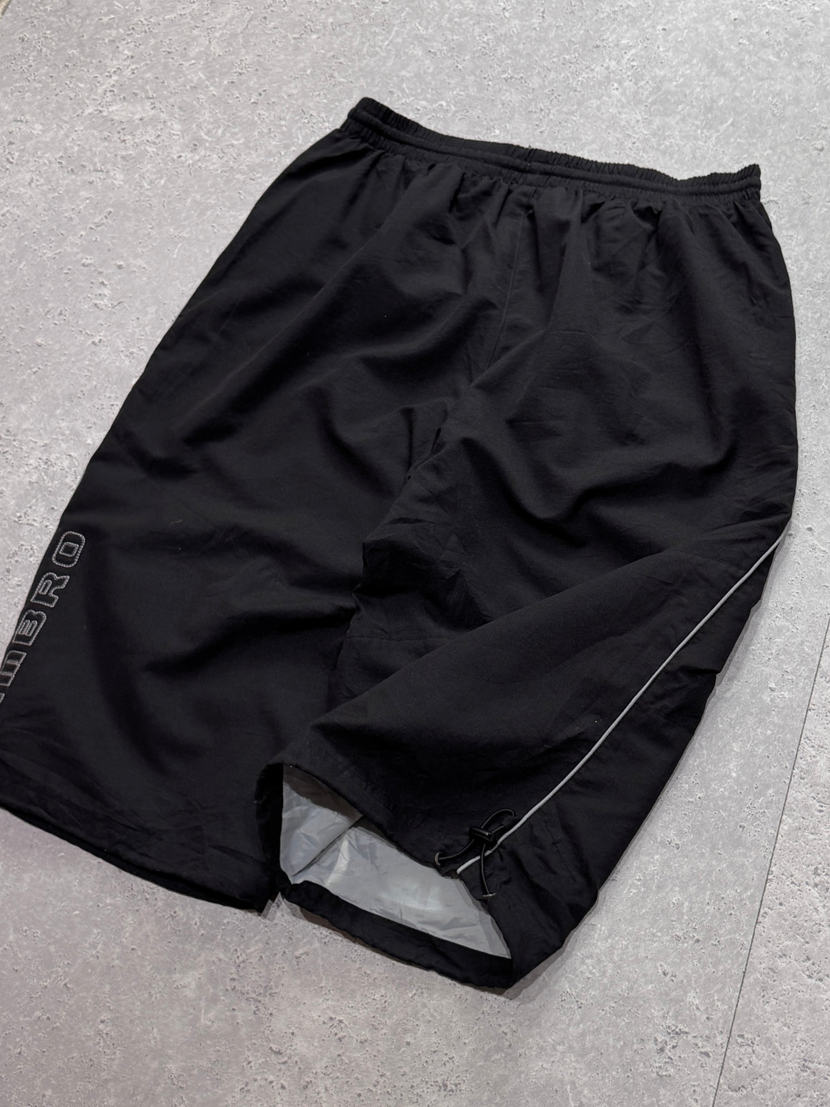 Vintage 2000s Umbro Spellout 3/4 Track Shorts (L)