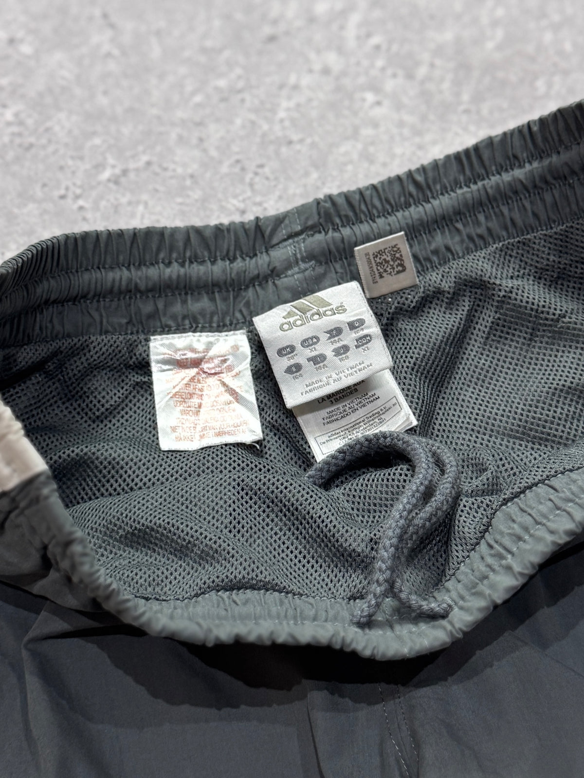 Vintage 2000s Adidas Spellout 3/4 Track Shorts (30")