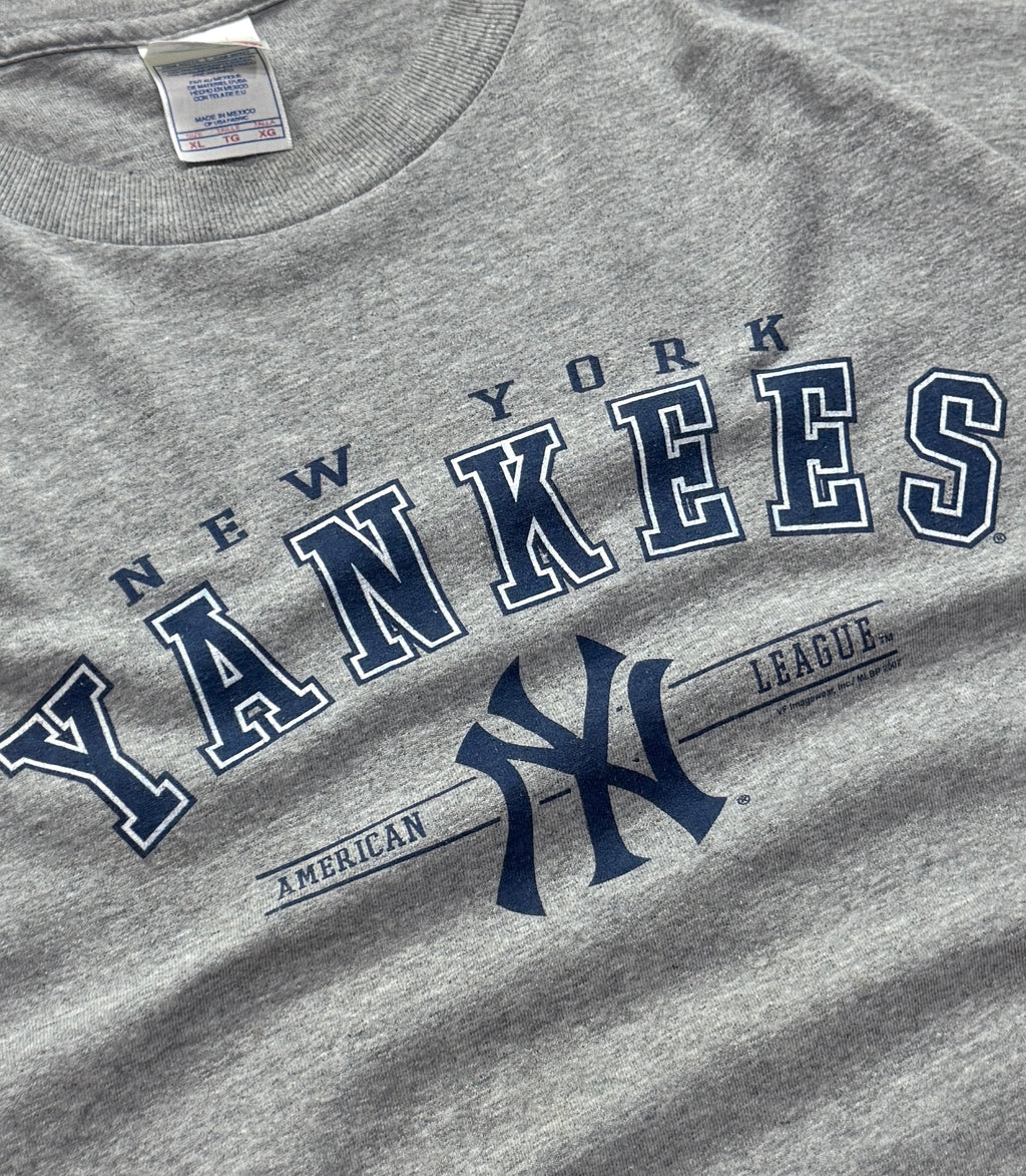 Vintage 2000s New York Yankees Grey MLB Tee (XL)