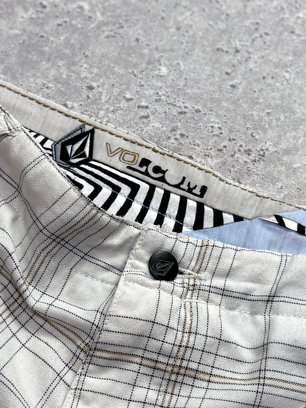Vintage Y2K Volcom Plaid Shorts (34”)